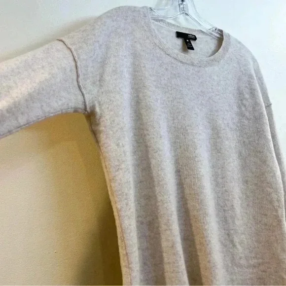 Aqua Women’s 100% Cashmere Classic Cream Crew Neck Sweater Small - Picture 2 of 8